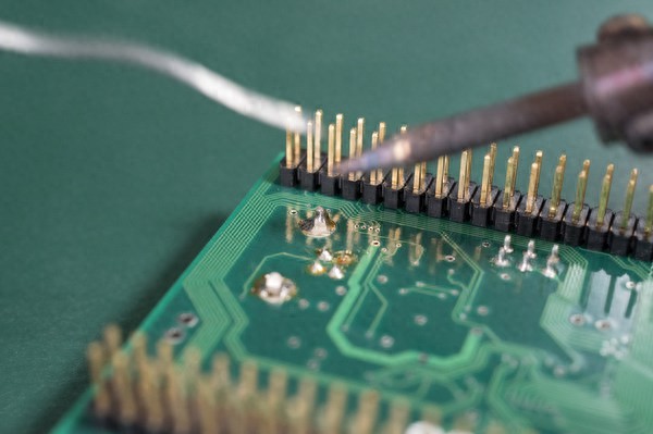 在PCBA加工中留下的残留物该如何处理？